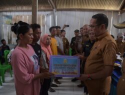 Pj Bupati Buton Serahkan Bantuan Korban Bencana Alam Desa Bahari Makmur