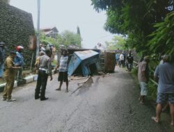 Truk Air Terbalik di Tanjakan Benteng Keraton Buton