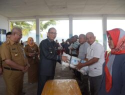 Pj Bupati Buton Serahkan Bantuan Kepada Nelayan
