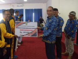 Pemkab Buton Serahkan Bonus Atlet Porprov Sultra