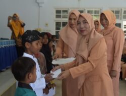 Dharma Wanita Persatuan Buton Salurkan Santunan
