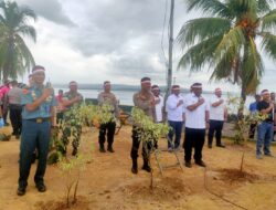 Polres Baubau Tanam Seribu Pohon